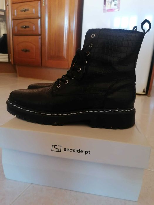 Botas pretas estilo militar de senhora