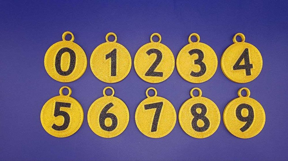 Złote breloki breloczki z czarnymi cyframi