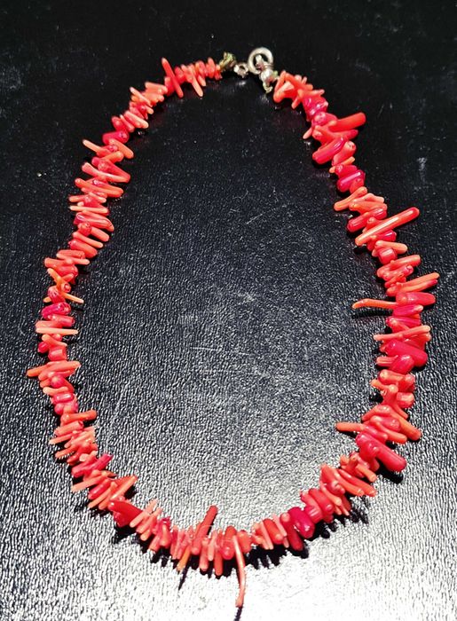 Mały naszyjnik z korali naturalnych gałązki