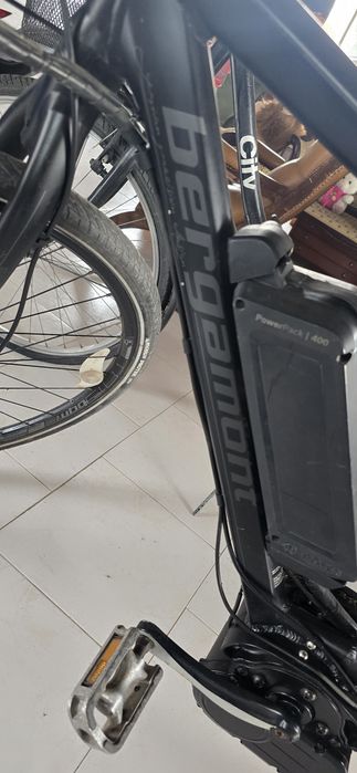 Bicicleta elétrica da Bergamont com acessórios shimano