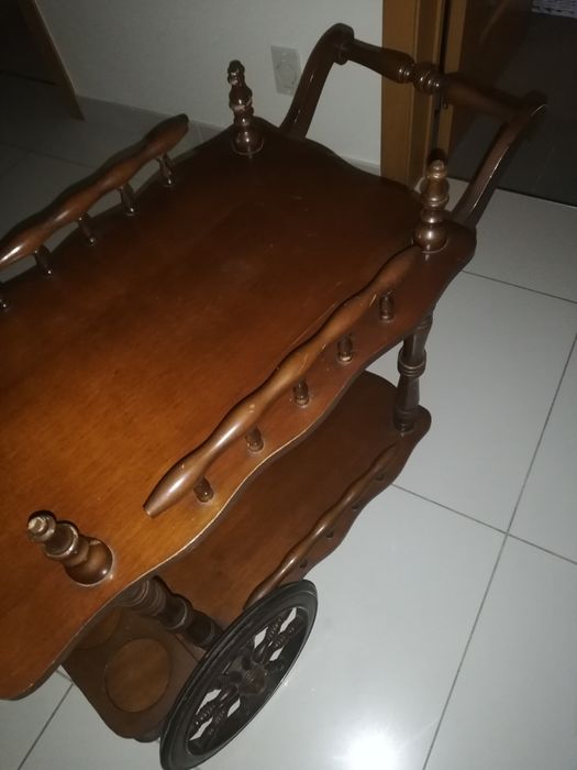 Carrinho de chá clássico em madeira