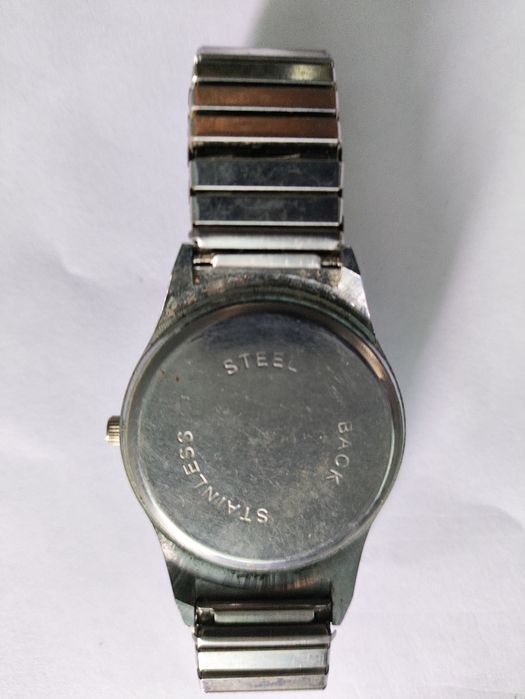 Часы наручные кварцевые женские,договорная.