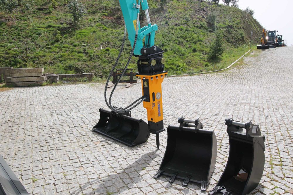 Minigiratória Rastos  Kobelco SK39 SR7 Especial Campanha: 57.200.00€ Conjunto: Martelo hidráulico 3 baldes Engate hidráulico, ar condicionado