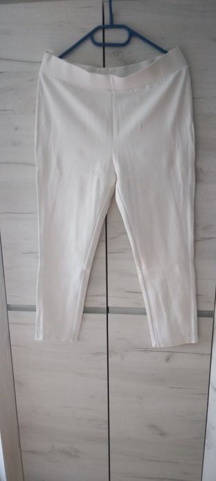 Białe leginsy wygodne