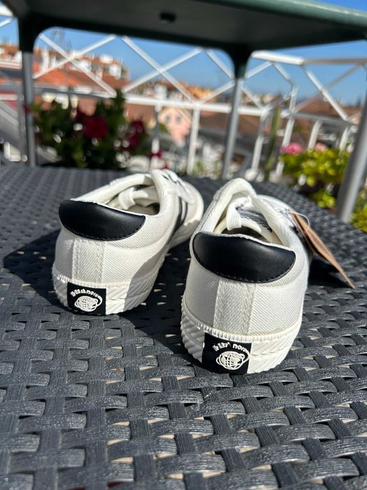 Tênis de Mulher branco com riscas pretas