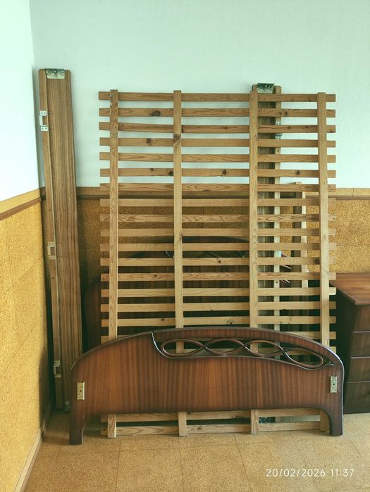 Quarto de casal completo – cama com estrado + 2 mesas + cómoda – 180€