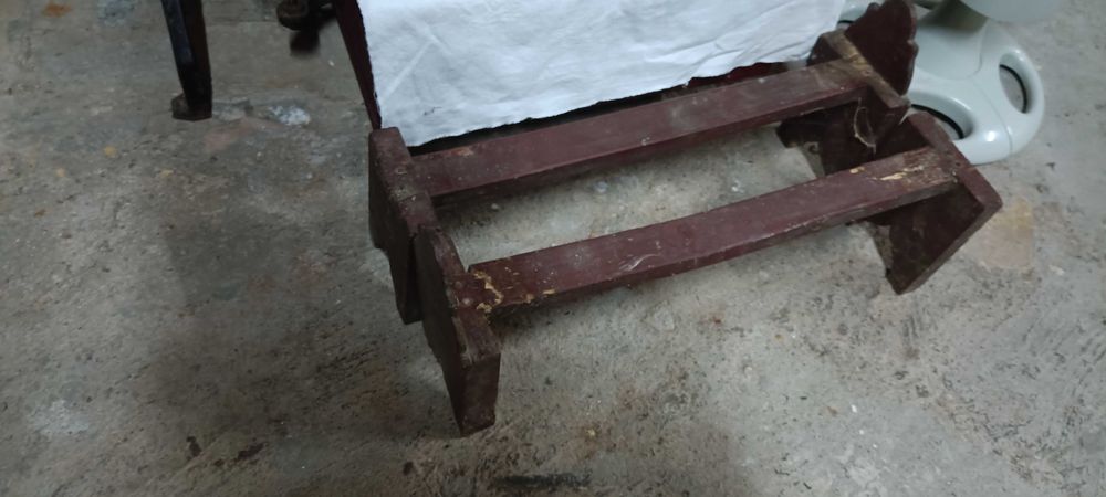 Arca antiga com apoios