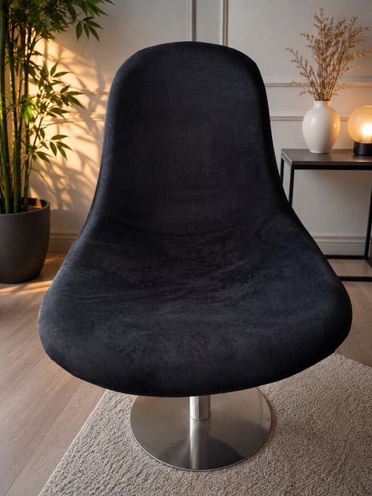 Poltrona Giratória em Veludo Preto – Elegante e Muito Confortável