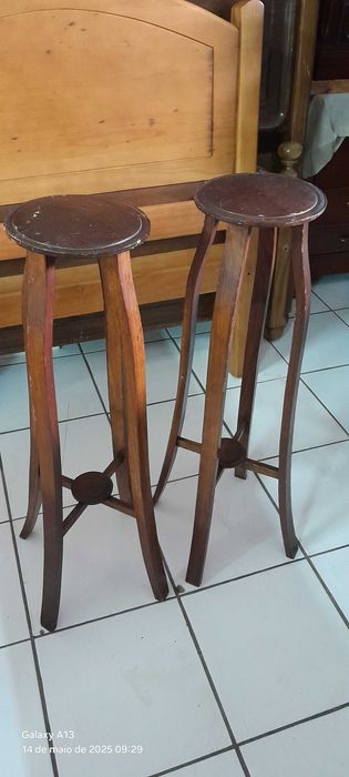 2 porta-vasos em madeira