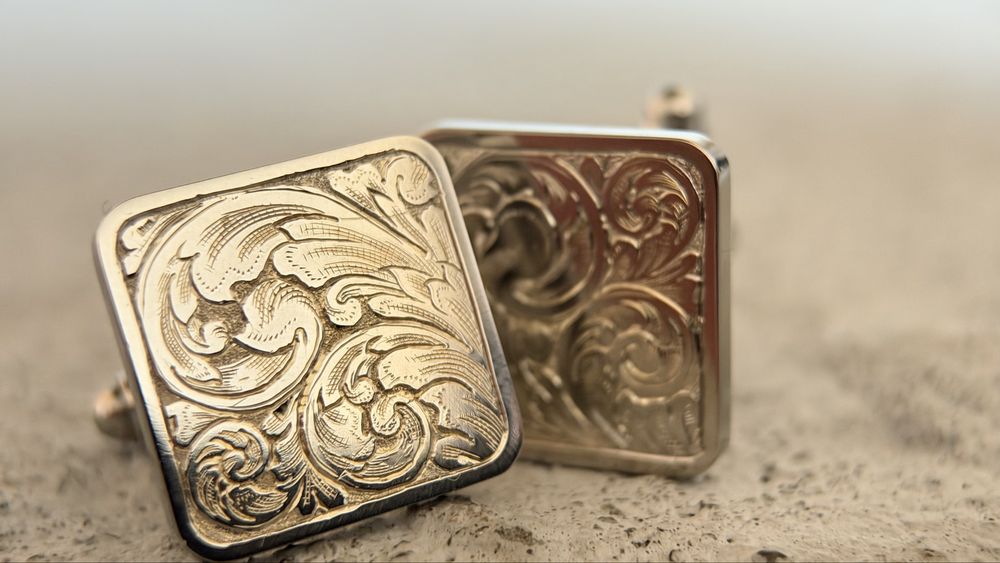 Spinki do mankietów. Ręczny grawerunek