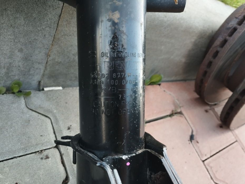 Передній амортизатор Renault Master 3