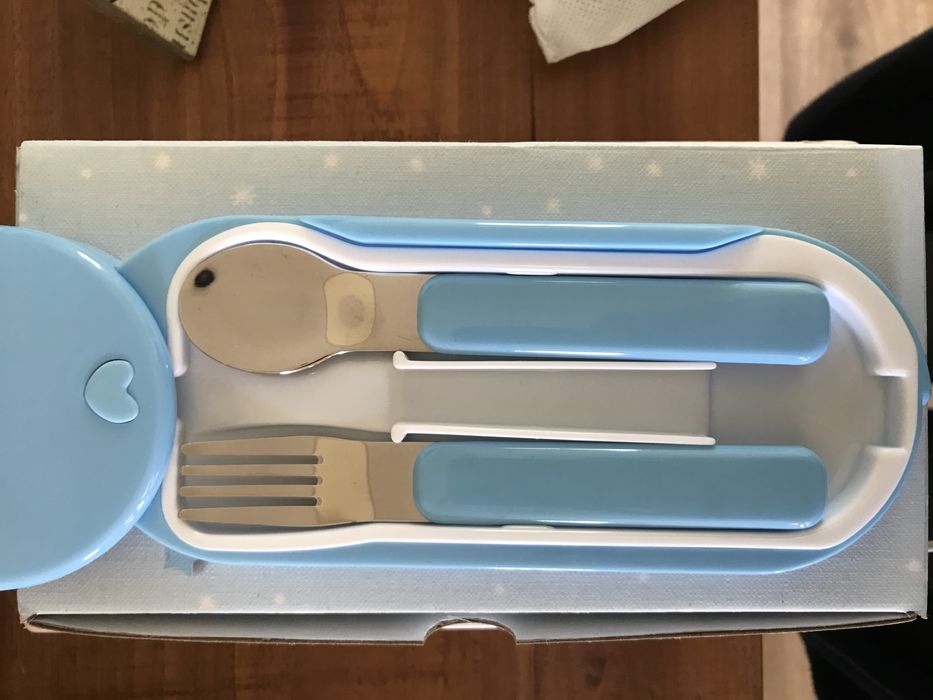 Conjuntos de talheres de prata para bebé.