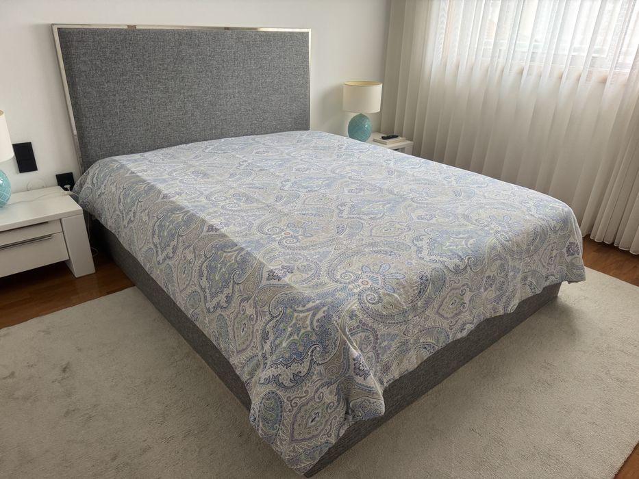 Cama de casal com sommier e colchão