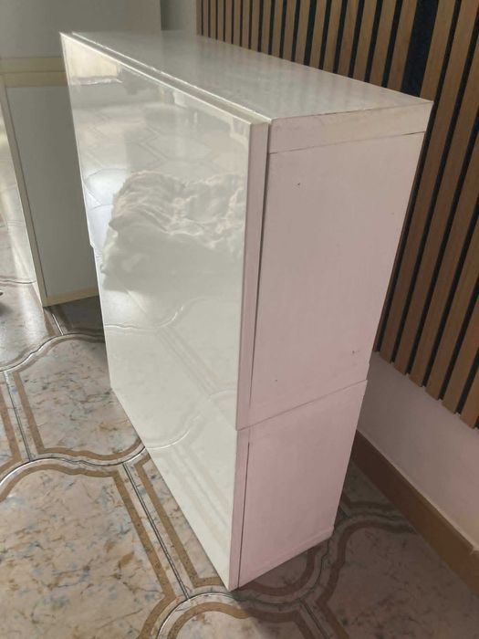 2 móveis IKEA brancos com portas lacadas
