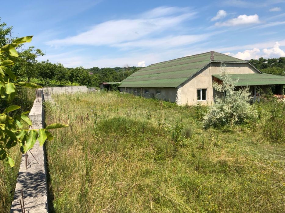 Продається приміщення під бізнес за 30 км від м. Чернівців.