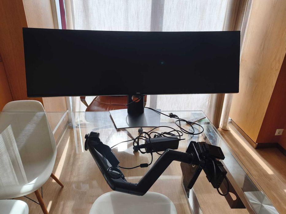 Setup Premium Workspace: Monitor Curvo Dell Ultrawide + Braço Mecânico Humanscale