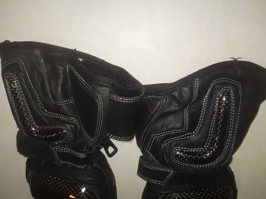 Мотоперчатки кожа с защитой суставов и пальцев.