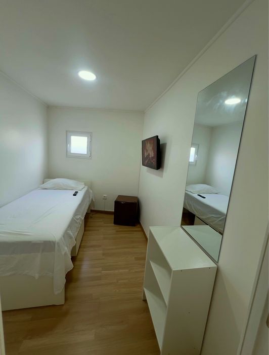 Alugo quarto de solteiro