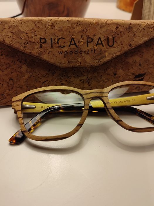 vendo óculos de madeira