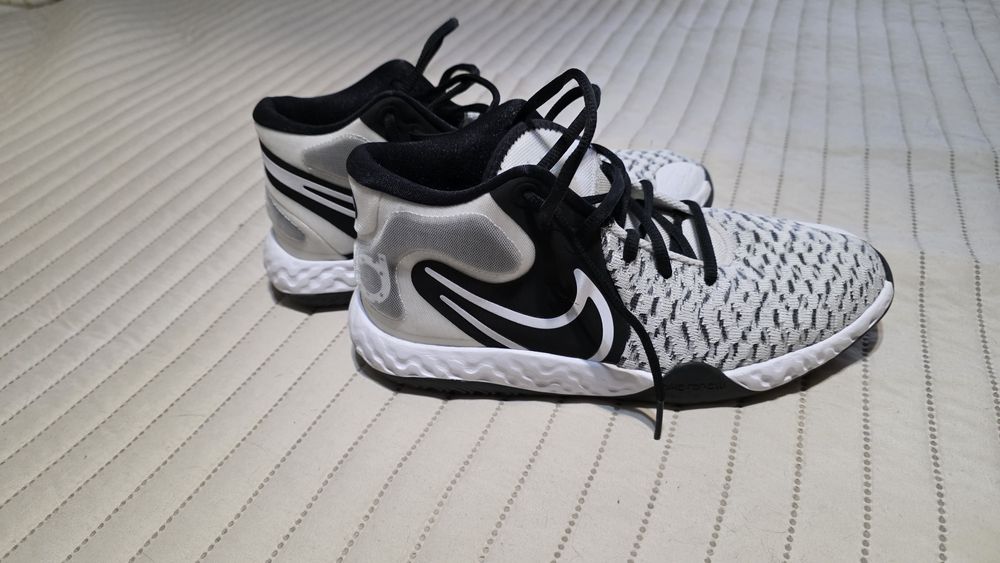 Новенькі кросівки Найк