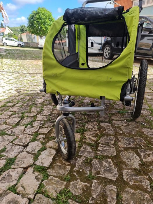 Carrinho atrelado cães