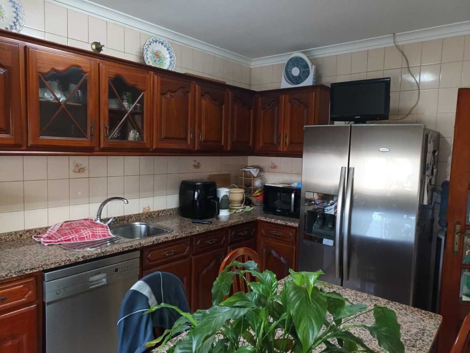 Mobília de cozinha completa com mesa, cadeiras e pedra em granito