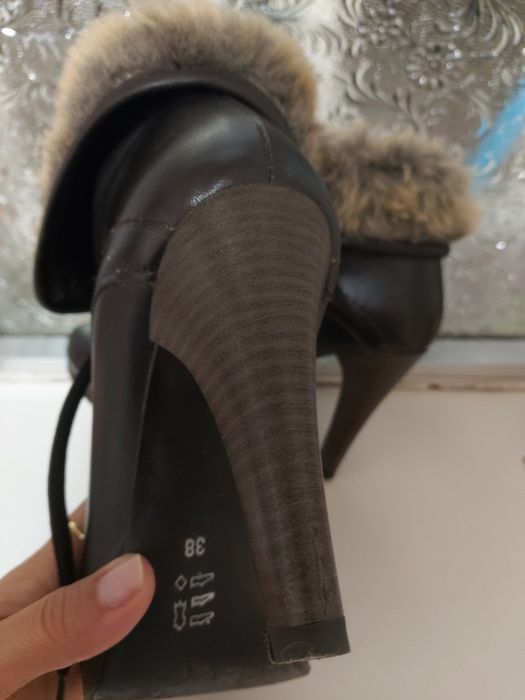 Botins castanhos em pele
