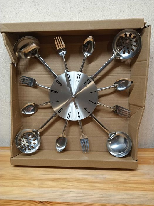 Zegar kuchenny z łyżkami i widelcami