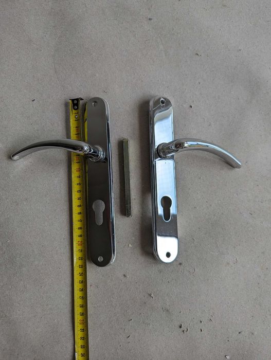 Klamka metalowa z szyldem, wysoki poler