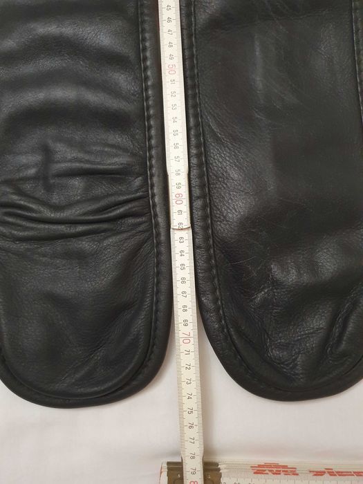 Чехол из натуральной кожи размером 75х15 см.