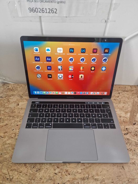 MacBook Pro TOUCH BAR 2017 com varios programas.