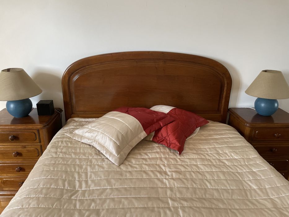 Cama  casal e outros em madeira castanho  maciço