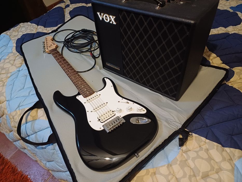 Guitarra fender st + amplificador vox vt40x + cabo profissional