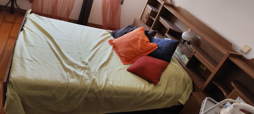 Conjunto de quarto (cama de solteiro, guarda-fato e escrivaninha)