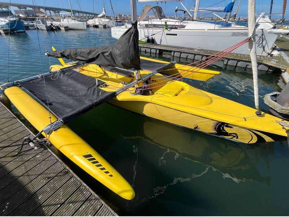 Trimaran desportivo Magnum 21