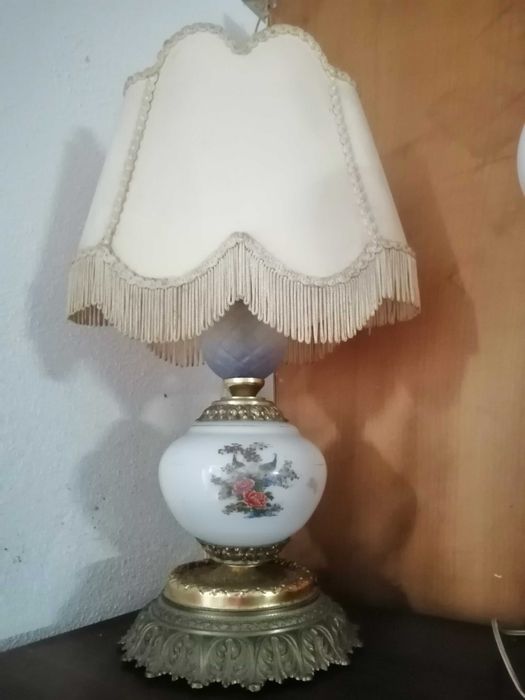 Candeeiro muito antigo com abajur