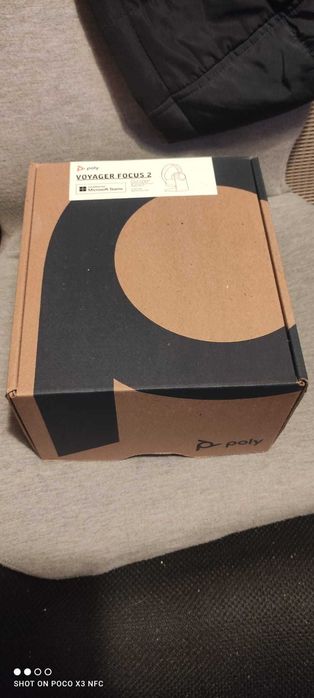 Headset Poly Voyager Focus 2 UC + Base – Novo