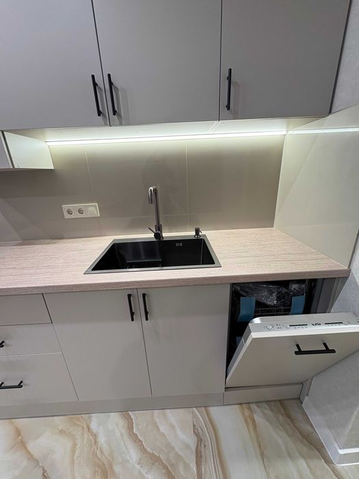 Шикарна квартира з новим ремонтом і технікою. Набережна. Кухня - 19 м.