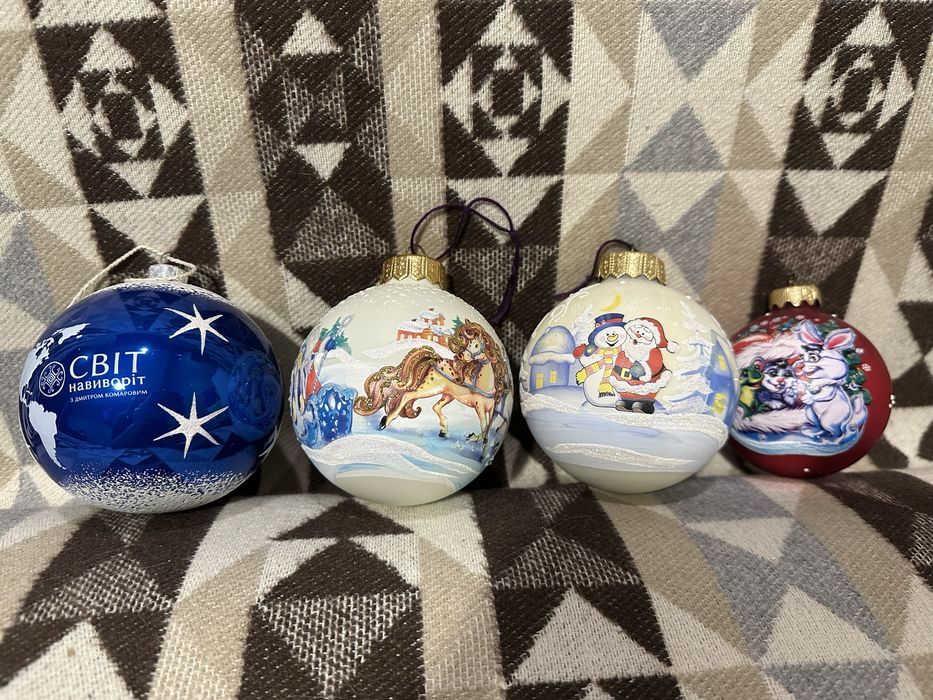 Скляні новорічні іграшки ялинкові