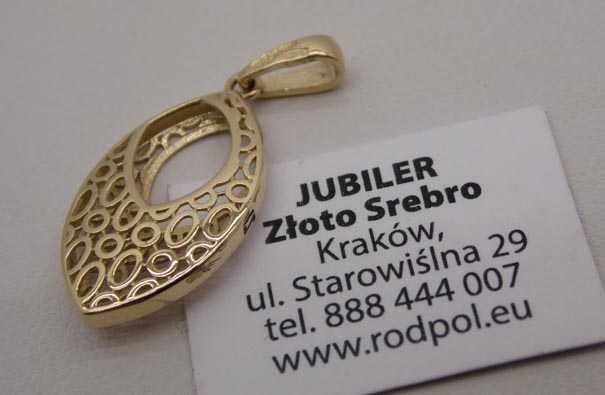 Złota ażurowa zawieszka.