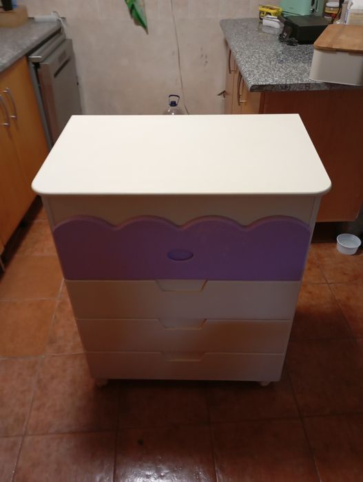 Cómoda para banheira de bebé com 4 gavetas.
