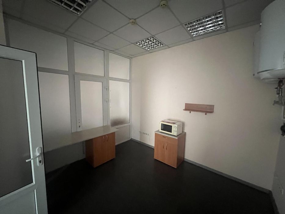 Продаж фасадного офісу 130 м² — вул. В. Лобановського (р-н Металургів)