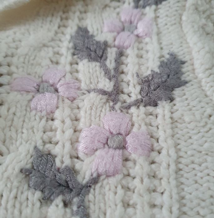 Biały sweter rozpinany kardigan z haftem h&m 110 116