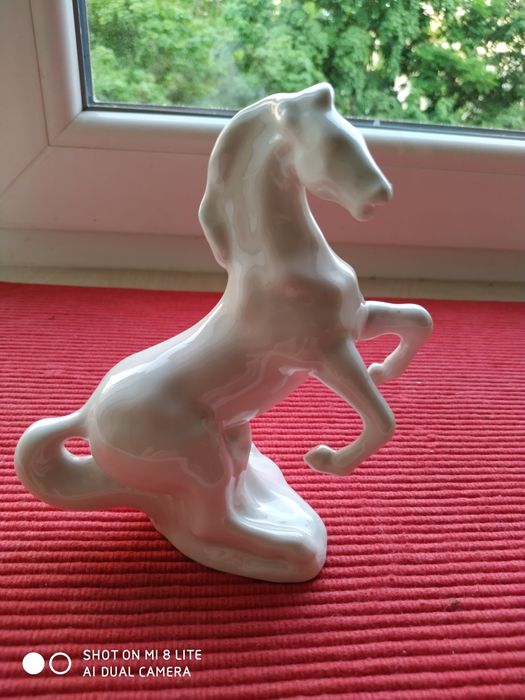 Порцелянова фігурка Кінь