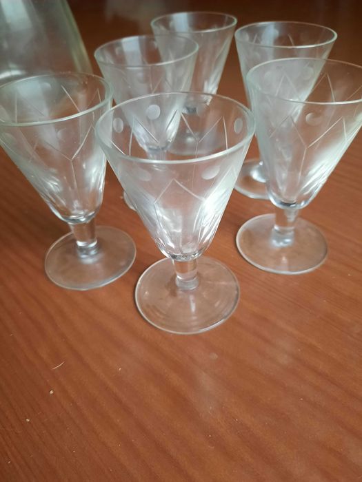 Vendo garrafa de licor e copos em cristal muito antigos