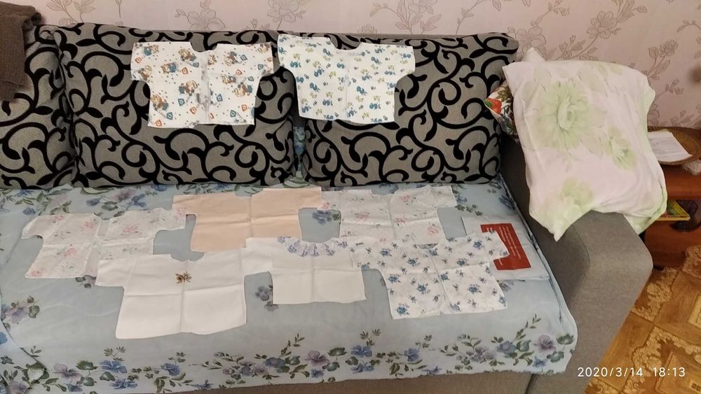 Костюм, шапочки, пинетки, распашонки новые, для новорожденных, роддом