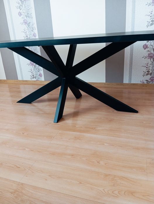 Stół do jadalni typu pająk