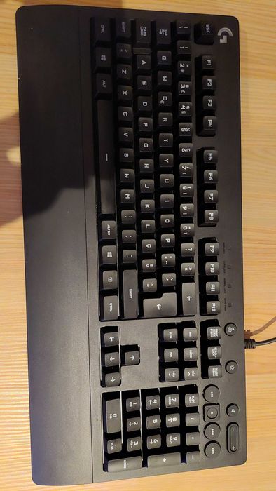Teclado Logitech G213