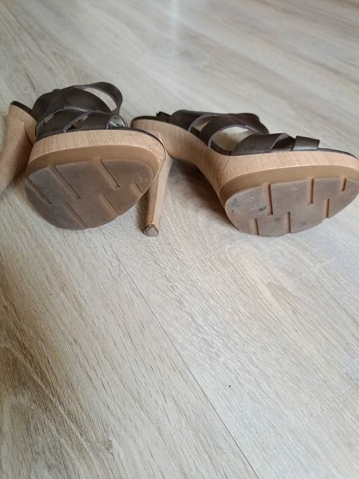 Sandały skórzane na szpilce Kazar 38