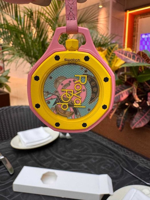 Limitowany Royal Pop Otg Roz – różowy case, żółty bezel, teal dial